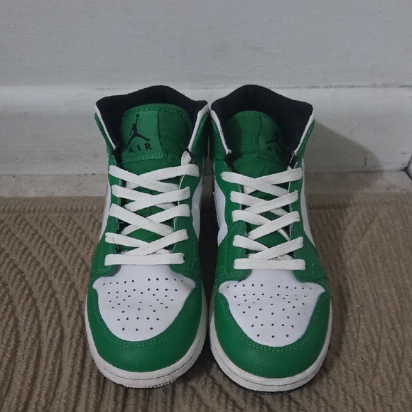 Kids Air Jordan Sneakers Size 5Y - Picture 2 of 6